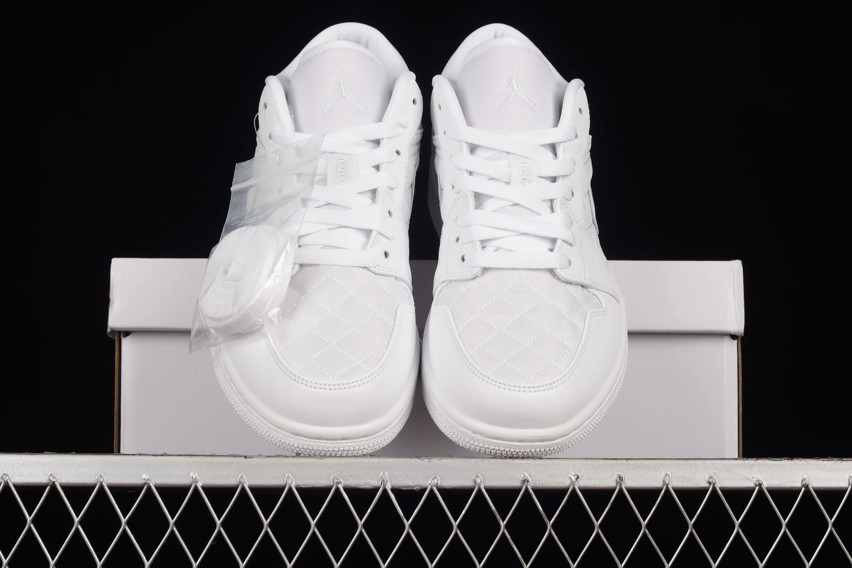 All categories Air Jordan Jordan series basketball shoes Air Jordan 1 Low Air Jordan 1 Low Quilted "Triple White" AJ1 Joe 1 all white low-top basketball shoes DB6480-100